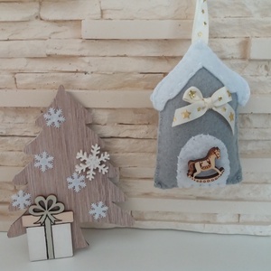 Filc karácsonyi dísz - szürke házikó hintalóval - karácsony - karácsonyi lakásdekoráció - karácsonyfadíszek - Meska.hu