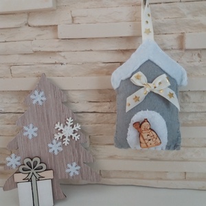 Filc karácsonyi dísz - szürke házikó hóemberrel - karácsony - karácsonyi lakásdekoráció - karácsonyfadíszek - Meska.hu