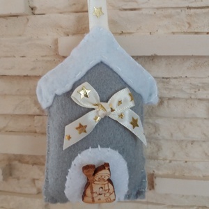Filc karácsonyi dísz - szürke házikó hóemberrel - karácsony - karácsonyi lakásdekoráció - karácsonyfadíszek - Meska.hu