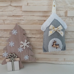 Filc karácsonyi dísz - szürke házikó rénszarvassal - karácsony - karácsonyi lakásdekoráció - karácsonyfadíszek - Meska.hu
