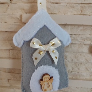 Filc karácsonyi dísz - szürke házikó angyalkával - karácsony - karácsonyi lakásdekoráció - karácsonyfadíszek - Meska.hu