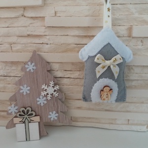 Filc karácsonyi dísz - szürke házikó angyalkával - karácsony - karácsonyi lakásdekoráció - karácsonyfadíszek - Meska.hu