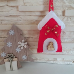 Filc karácsonyi dísz - piros házikó télapóval - otthon & lakás - karácsony - karácsonyi lakásdekoráció - karácsonyfadíszek - Meska.hu