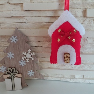 Filc karácsonyi dísz - piros házikó gyertyával - karácsony - karácsonyi lakásdekoráció - karácsonyfadíszek - Meska.hu