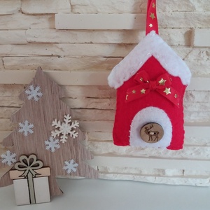 Filc karácsonyi dísz - piros házikó szarvassal - karácsony - karácsonyi lakásdekoráció - karácsonyfadíszek - Meska.hu