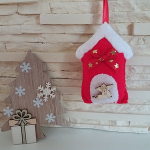 Filc karácsonyi dísz - piros házikó angyalkával - karácsony - karácsonyi lakásdekoráció - karácsonyfadíszek - Meska.hu