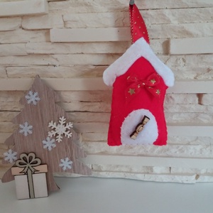 Filc karácsonyi dísz - piros házikó szaloncukorral - karácsony - karácsonyi lakásdekoráció - karácsonyfadíszek - Meska.hu