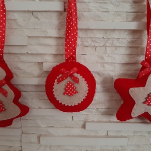 Filc karácsonyi dísz szett - pirosban, fenyőfával - karácsony - karácsonyi lakásdekoráció - karácsonyfadíszek - Meska.hu