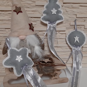 Filc téli trió - szürke, hópelyhes szett, ezüst hópelyhes szalaggal - karácsony - karácsonyi lakásdekoráció - karácsonyfadíszek - Meska.hu