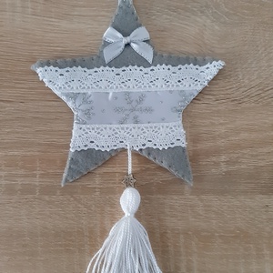 Filc téli duó - szürke és fehér színvilágban, hópelyhekkel - karácsony - karácsonyi lakásdekoráció - karácsonyfadíszek - Meska.hu