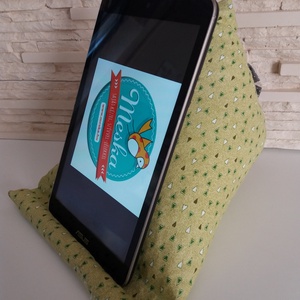 Tablet, telefon és kütyütartó párna - világoszöld, szívecskés, szürke virággal - otthon & életmód - tárolás & rendszerezés - íróasztali tároló - Meska.hu