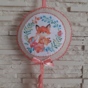 Puha filc dekoráció - róka mama kisrókával, barack színvilágban - otthon & életmód - dekoráció - fali és függő dekoráció - falra akasztható dekor - Meska.hu