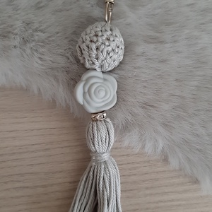 Fityegő, elegáns, romantikus stílusban - szürke, Táska & Tok, Kulcstartó & Táskadísz, Kulcstartó, Horgolás, Mindenmás, Meska