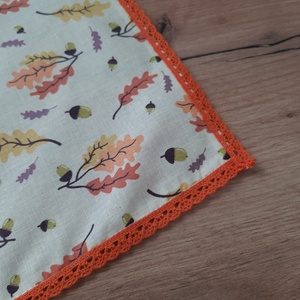 Őszi terítő, asztalközép pamutcsipkével - őszi levelek, halványsárga alapon - otthon & életmód - konyhafelszerelés, tálalás - tálalás - terítő - Meska.hu