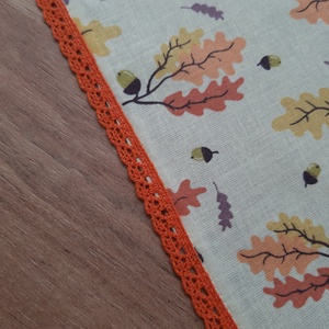 Őszi terítő, asztalközép pamutcsipkével - őszi levelek, halványsárga alapon - otthon & életmód - konyhafelszerelés, tálalás - tálalás - terítő - Meska.hu