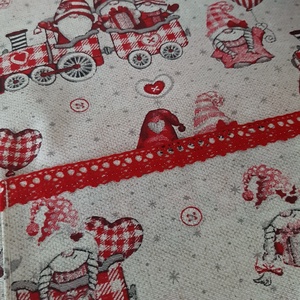 Ünnepi kötény hölgyeknek - vonatozó manók, piros és bézs  színvilágban - otthon & életmód - konyhafelszerelés, tálalás - konyhai textil - kötény - Meska.hu