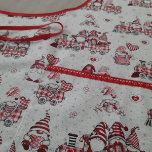 Ünnepi kötény hölgyeknek - vonatozó manók, piros és bézs  színvilágban - otthon & életmód - konyhafelszerelés, tálalás - konyhai textil - kötény - Meska.hu