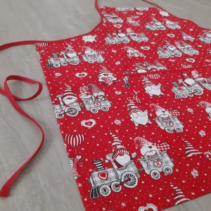 Ünnepi kötény hölgyeknek - vonatozó manók, piros színvilágban - otthon & életmód - konyhafelszerelés, tálalás - konyhai textil - kötény - Meska.hu