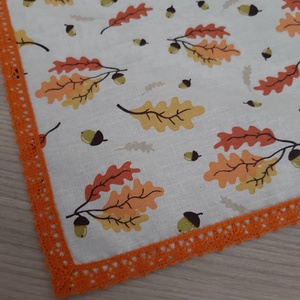 Őszi terítő, asztalközép pamutcsipkével - őszi levelek, fehér alapon - otthon & életmód - konyhafelszerelés, tálalás - tálalás - terítő - Meska.hu