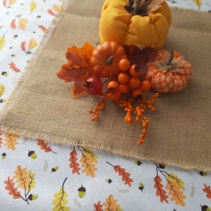 Őszi terítő, asztalközép - őszi levelek, fehér alapon - otthon & életmód - konyhafelszerelés, tálalás - tálalás - terítő - Meska.hu