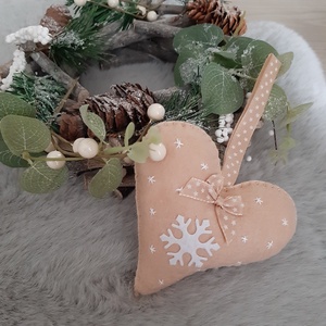 Filc karácsonyfadísz - hópelyhes, bézs szívecske, Karácsony, Karácsonyi lakásdekoráció, Karácsonyfadíszek, Mindenmás, Varrás, MESKA