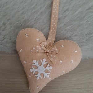 Filc karácsonyfadísz - hópelyhes, bézs szívecske - karácsony - karácsonyi lakásdekoráció - karácsonyfadíszek - Meska.hu