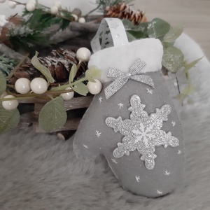 Filc karácsonyfadísz - hópelyhes, szürke kesztyű, Karácsony, Karácsonyi lakásdekoráció, Karácsonyfadíszek, Mindenmás, Varrás, MESKA