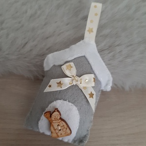 Filc karácsonyi dísz - szürke házikó hóemberrel - karácsony - karácsonyi lakásdekoráció - karácsonyfadíszek - Meska.hu