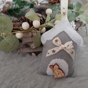 Filc karácsonyi dísz - szürke házikó hóemberrel, Karácsony, Karácsonyi lakásdekoráció, Karácsonyfadíszek, Mindenmás, Varrás, MESKA