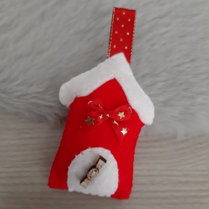 Filc karácsonyi dísz - piros házikó szaloncukorral - karácsony - karácsonyi lakásdekoráció - karácsonyfadíszek - Meska.hu