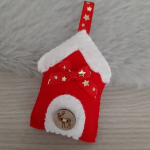 Filc karácsonyi dísz - piros házikó szarvassal - karácsony - karácsonyi lakásdekoráció - karácsonyfadíszek - Meska.hu