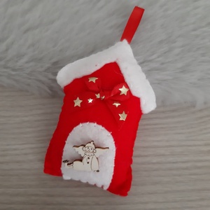 Filc karácsonyi dísz - piros házikó angyalkával - karácsony - karácsonyi lakásdekoráció - karácsonyfadíszek - Meska.hu