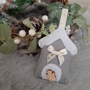 Filc karácsonyi dísz - szürke házikó angyalkával, Karácsony, Karácsonyi lakásdekoráció, Karácsonyfadíszek, Mindenmás, Varrás, MESKA