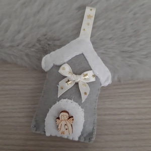 Filc karácsonyi dísz - szürke házikó angyalkával - karácsony - karácsonyi lakásdekoráció - karácsonyfadíszek - Meska.hu