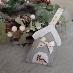 Filc karácsonyi dísz - szürke házikó rénszarvassal, Karácsony, Karácsonyi lakásdekoráció, Karácsonyfadíszek, Mindenmás, Varrás, MESKA