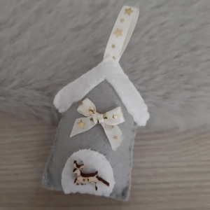 Filc karácsonyi dísz - szürke házikó rénszarvassal - karácsony - karácsonyi lakásdekoráció - karácsonyfadíszek - Meska.hu