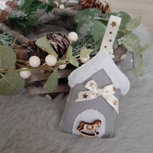 Filc karácsonyi dísz - szürke házikó hintalóval, Karácsony, Karácsonyi lakásdekoráció, Karácsonyfadíszek, Mindenmás, Varrás, MESKA