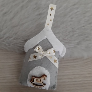Filc karácsonyi dísz - szürke házikó hintalóval - karácsony - karácsonyi lakásdekoráció - karácsonyfadíszek - Meska.hu