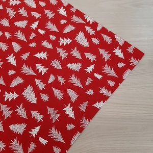 Ünnepi asztalközép, terítő - fehér fenyők, piros alapon, Otthon & Életmód, Konyhafelszerelés, tálalás, Tálalás, Terítő, Varrás, MESKA