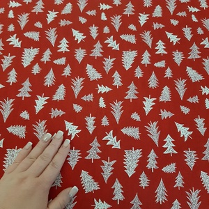 Ünnepi asztalközép, terítő - fehér fenyők, piros alapon - otthon & életmód - konyhafelszerelés, tálalás - tálalás - terítő - Meska.hu