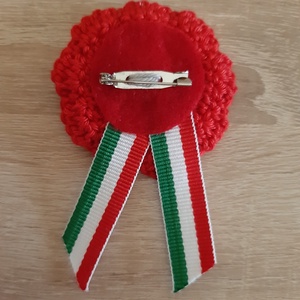 Kokárda horgolt virágban - ékszer - kitűző és bross - Meska.hu