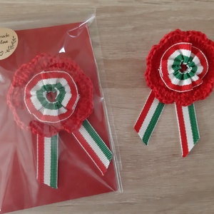 Kokárda horgolt virágban - ékszer - kitűző és bross - Meska.hu