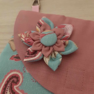 Virágos kistáska, japán kanzasi kitűzővel - mályva és kék színvilágban - táska & tok - kézitáska & válltáska - vállon átvethető táska - Meska.hu