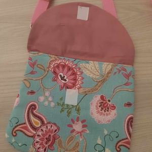 Virágos kistáska, japán kanzasi kitűzővel - mályva és kék színvilágban - táska & tok - kézitáska & válltáska - vállon átvethető táska - Meska.hu