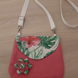 Virágos kistáska, japán kanzasi kitűzővel - trópusi és pink színvilágban, Táska & Tok, Kézitáska & válltáska, Vállon átvethető táska, Mindenmás, Varrás, MESKA