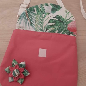 Virágos kistáska, japán kanzasi kitűzővel - trópusi és pink színvilágban - táska & tok - kézitáska & válltáska - vállon átvethető táska - Meska.hu