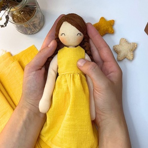 Barna hajú Bogi Baba sárga ruhában, Játék & Sport, Baba & babaház, Öltöztethető baba, Varrás, Nemezelés, MESKA