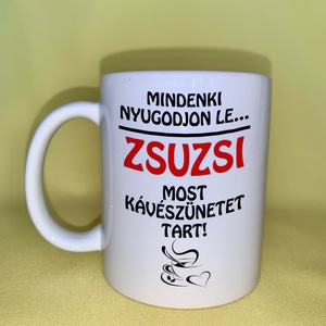 Mindenki nyugodjon le... Zsuzsi kávészünetet tart bögre, Otthon & Lakás, Konyhafelszerelés, tálalás, Tálalás, Bögre & Csésze, Mindenmás, MESKA