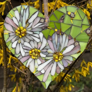 mozaik szív, százszorszéppel, üveggel  és gyönggyel - Meska.hu