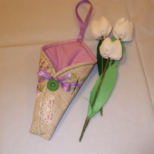 Textiltölcsér 3 tulipánnal - otthon & lakás - dekoráció - virágdísz és tartó - csokor & virágdísz - Meska.hu